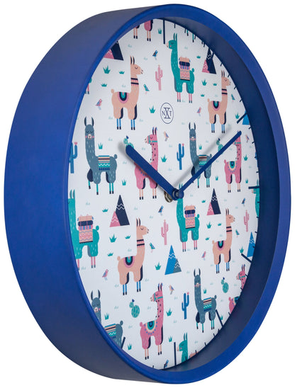 Een ronde wandklok met blauwe rand en kleurrijke alpaca-illustraties op witte achtergrond, perfect voor kinderkamerdecoratie of een speelse woonstijl.