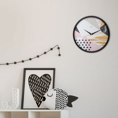 Een moderne wandklok met zwart kader en een kleurrijk, geometrisch ontwerp in roze, goud en zwart. De klok heeft een minimalistisch design met gouden accenten, perfect voor een stijlvolle woonkamer of slaapkamer.