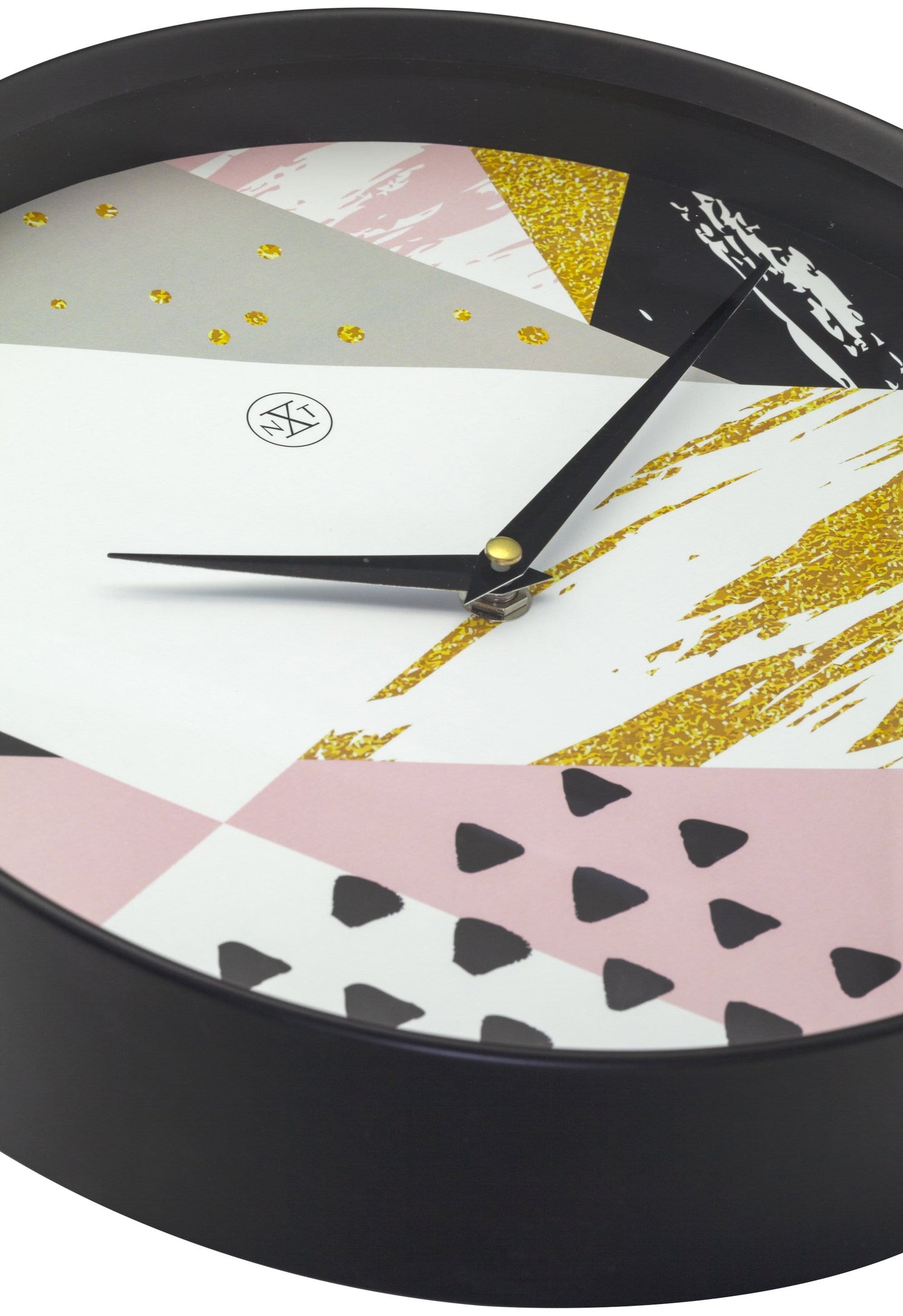 Een moderne wandklok met zwart kader en kleurrijke abstracte vlakken in roze, goud en zwart, versierd met glitters en driehoekige patronen. Ideaal voor een stijlvolle woonkamer of slaapkamerdecoratie.