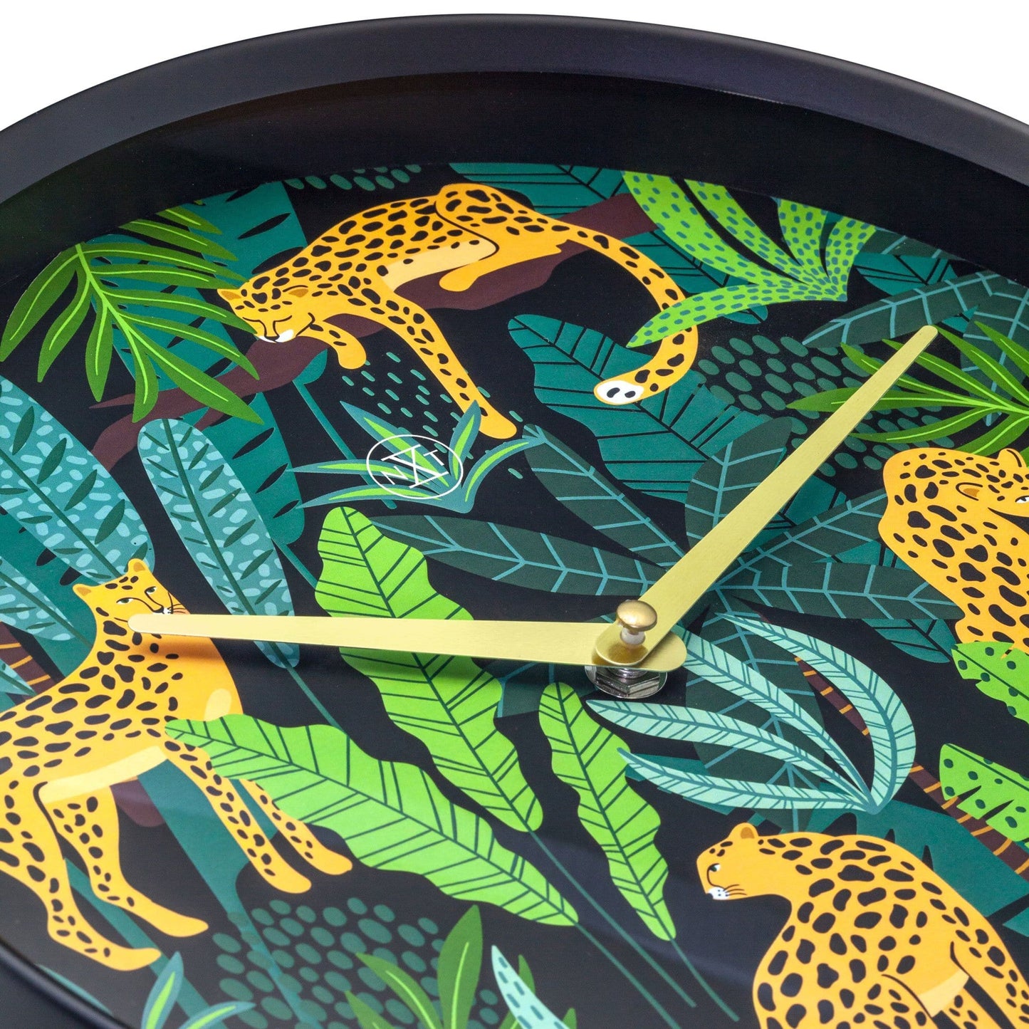 Een ronde wandklok met een zwart frame en een kleurrijk tropisch ontwerp van oranje leoparden tussen groene bladeren. Goudkleurige wijzers en een minimalistisch logo versterken de moderne, decoratieve stijl voor woonkamer of slaapkamer.