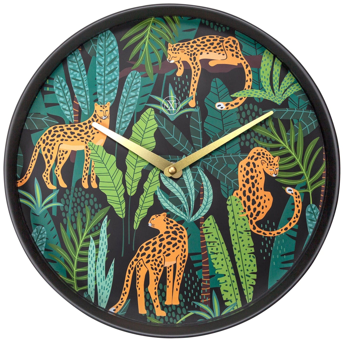 Een ronde wandklok met een zwart frame en een kleurrijk dierenmotief van oranje leoparden tussen groene bladeren. Goudkleurige wijzers en een minimalistisch logo in het midden. Perfect voor een moderne woonkamer of slaapkamer.