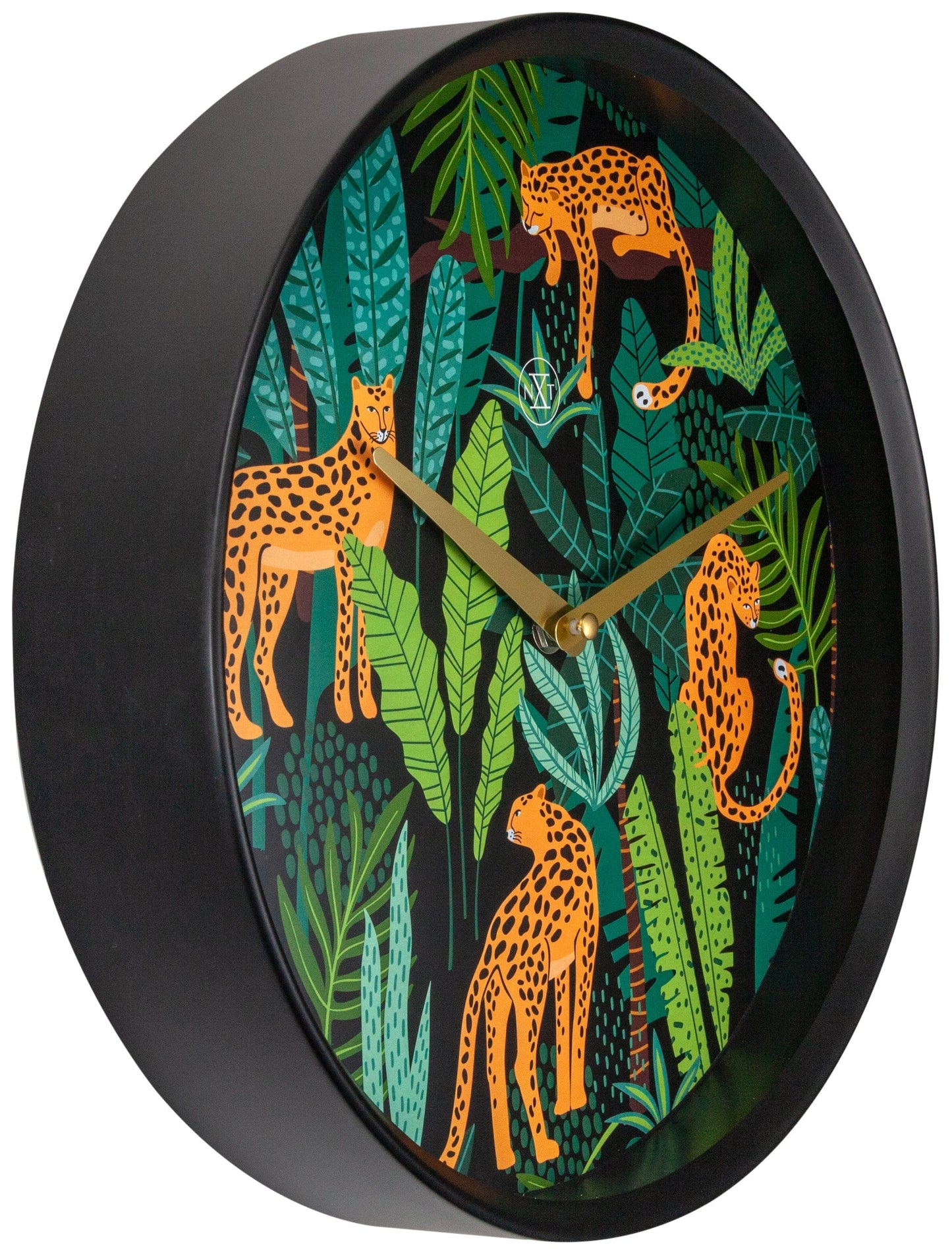 Een ronde wandklok met een zwart kader en een kleurrijk dierenmotief van oranje leoparden in een groene jungle. Goudkleurige wijzers en een minimalistisch logo versterken de moderne stijl. Perfect voor woonkamer of slaapkamerdecoratie.