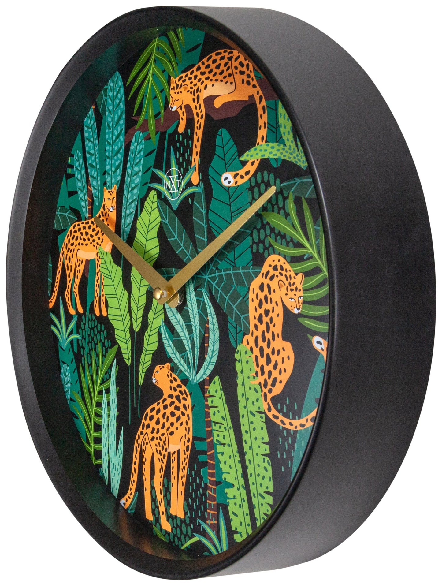 Een ronde wandklok met een zwart frame en een kleurrijk dierenmotief van oranje leoparden in een jungle. De wijzers zijn goudkleurig en passen bij de tropische stijl voor woonkamer of slaapkamer.