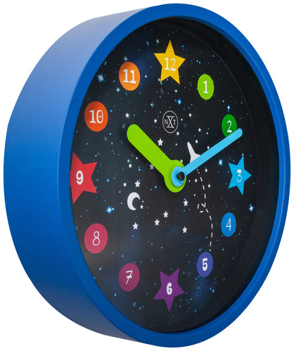 Een kleurrijke kinderklok met een donkerblauwe rand en een sterrenhemelachtergrond, waarop cijfers in kleurrijke cirkels en sterren zijn aangebracht. Geschikt voor kinderkamerdecoratie en tijdsonderwijs.