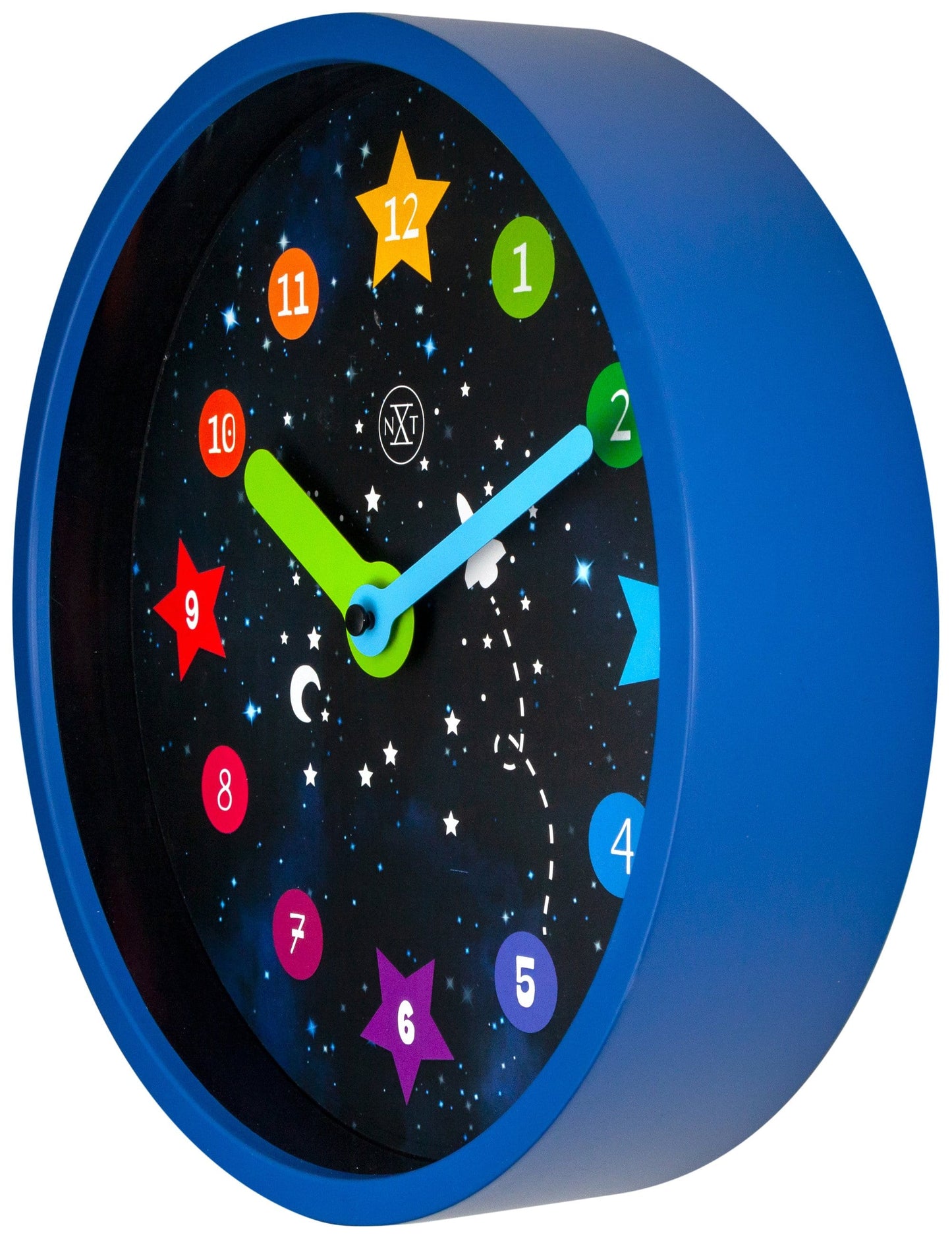 Een kleurrijke kinderwandklok met sterren en cijfers, blauwe rand, groene en blauwe wijzers. Perfect voor kinderkamerdecoratie en tijdleren bij jonge kinderen.