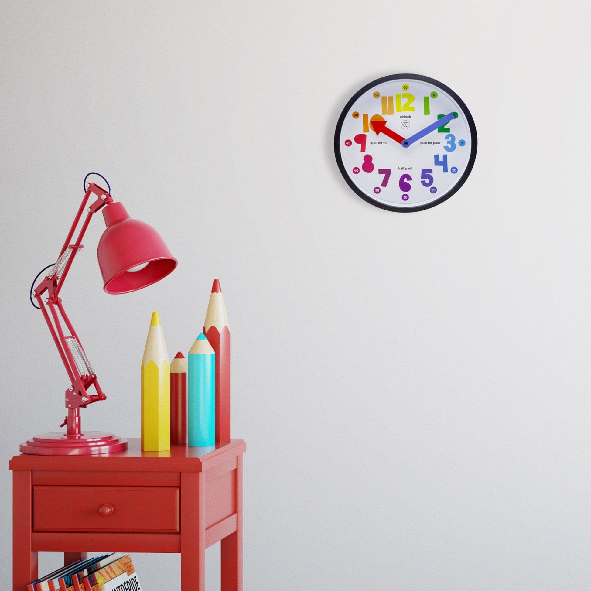 Een kleurrijke, educatieve wandklok met heldere, gekleurde cijfers en rode en blauwe wijzers, ontworpen voor kinderen om tijd te leren. Perfect voor kinderkamers of klaslokalen waar tijdsonderwijs centraal staat.