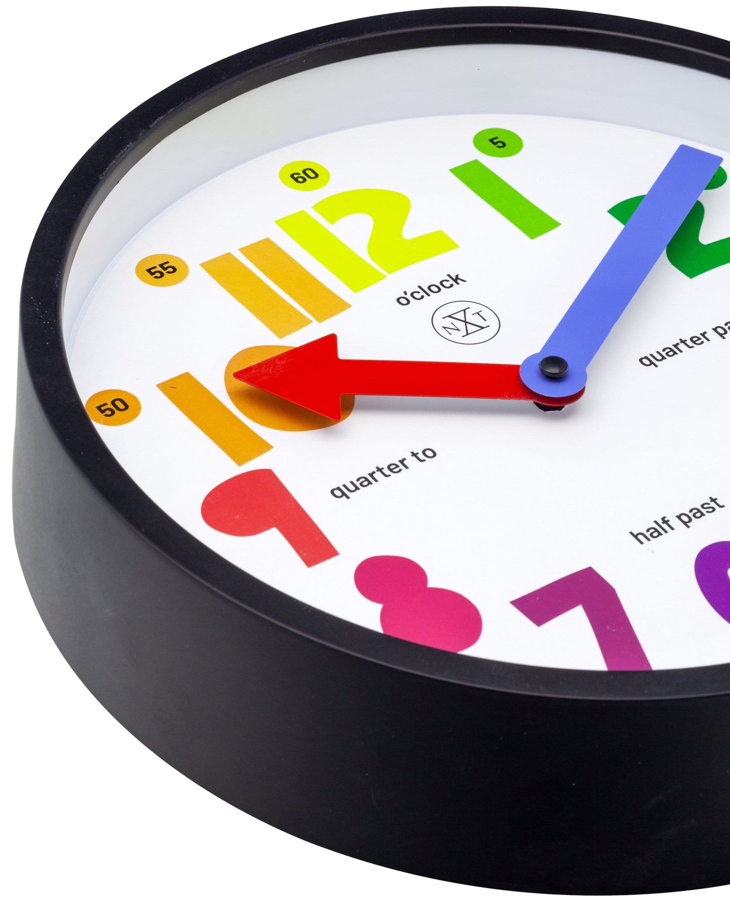 Een kleurrijke, educatieve wandklok met heldere, gekleurde cijfers en wijzers voor kinderen. Perfect voor het leren van tijd in de klas of thuis.
