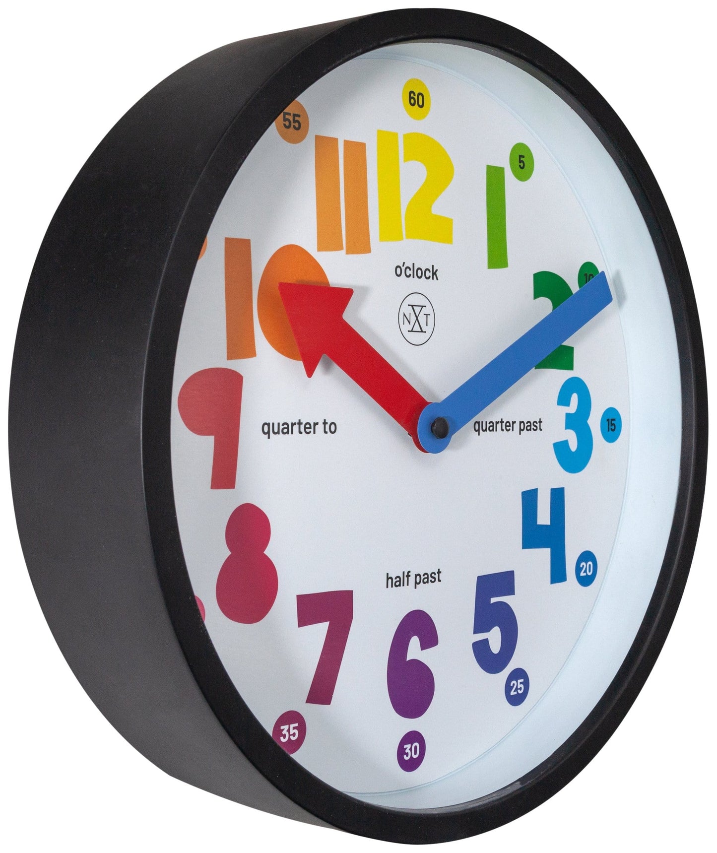 Een kleurrijke, educatieve wandklok met heldere, gekleurde cijfers en rode en blauwe wijzers. Perfect voor kinderkamers of klaslokalen om het tijdsconcept visueel te leren.