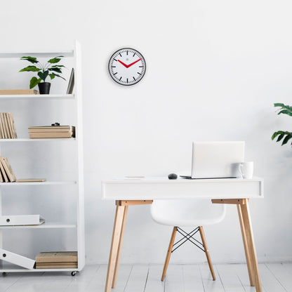 Een minimalistische wandklok met witte wijzerplaat, zwarte markeringen en opvallende rode wijzers. Geschikt voor moderne interieurs en kantoorruimtes waar duidelijke tijdweergave belangrijk is.
