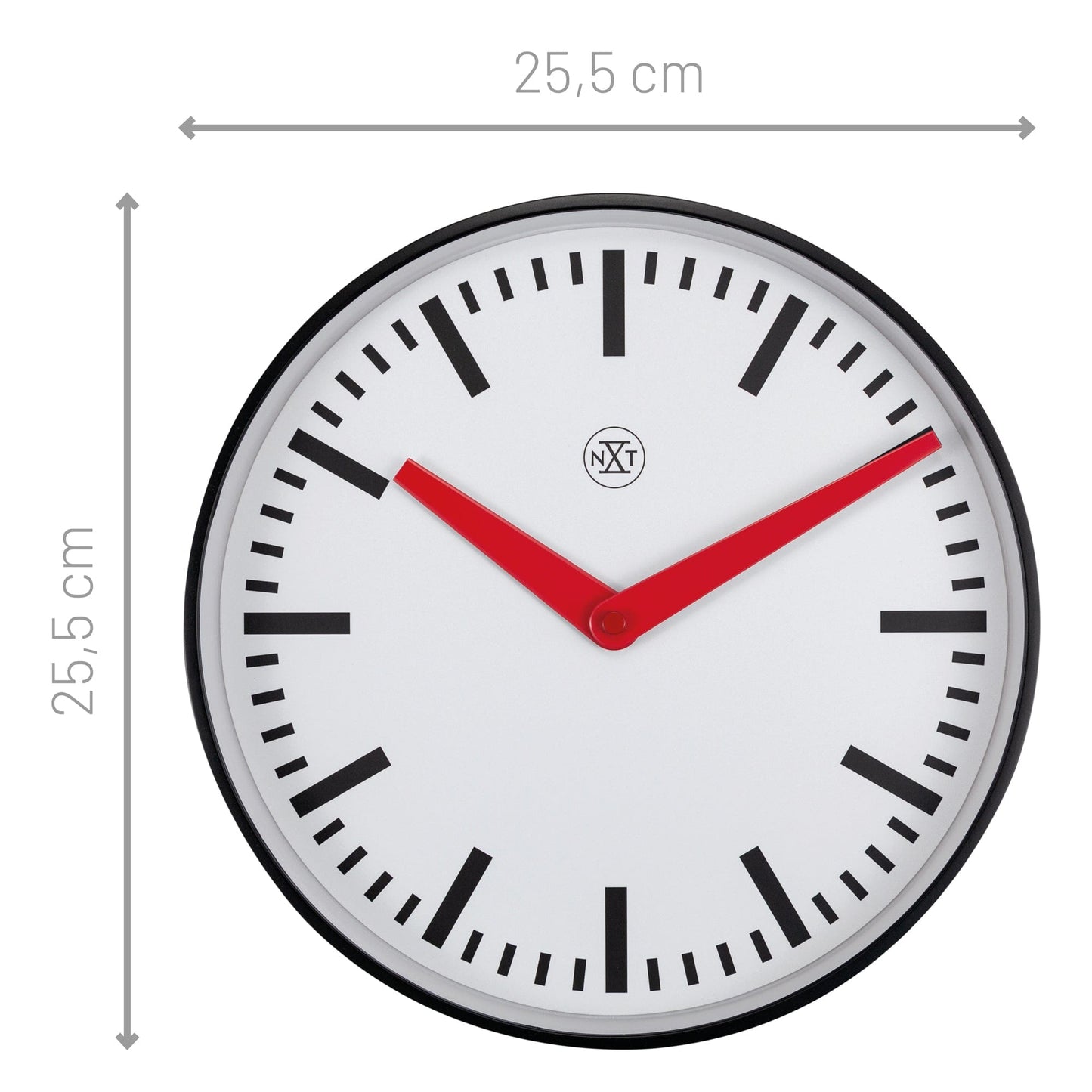 Een moderne wandklok met witte wijzerplaat, zwarte markeringen en opvallende rode wijzers. Zilveren rand en minimalistisch ontwerp voor een stijlvolle kamerdecoratie of kantooromgeving.