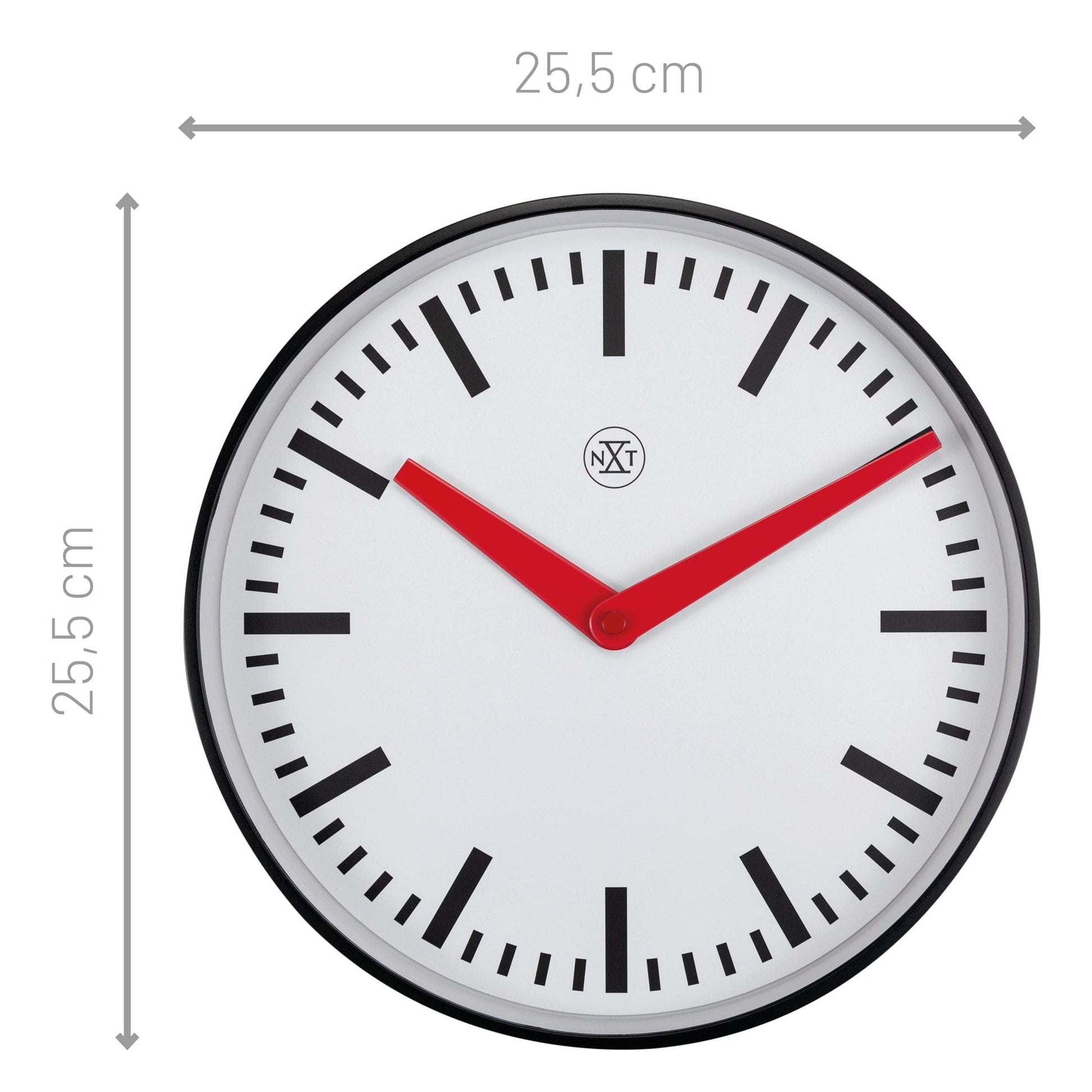 Een moderne wandklok met witte wijzerplaat, zwarte markeringen en opvallende rode wijzers. Zilveren rand en minimalistisch ontwerp voor een stijlvolle kamerdecoratie of kantooromgeving.