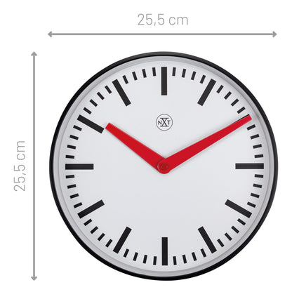 Een moderne wandklok met witte wijzerplaat, zwarte markeringen en opvallende rode wijzers. Zilveren rand en minimalistisch ontwerp voor een stijlvolle kamerdecoratie of kantooromgeving.