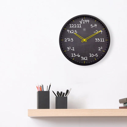 Een zwarte wandklok met gele wijzers en witte wiskundige formules als tijdsaanduidingen, ideaal voor een wiskundelokaal of studieomgeving.