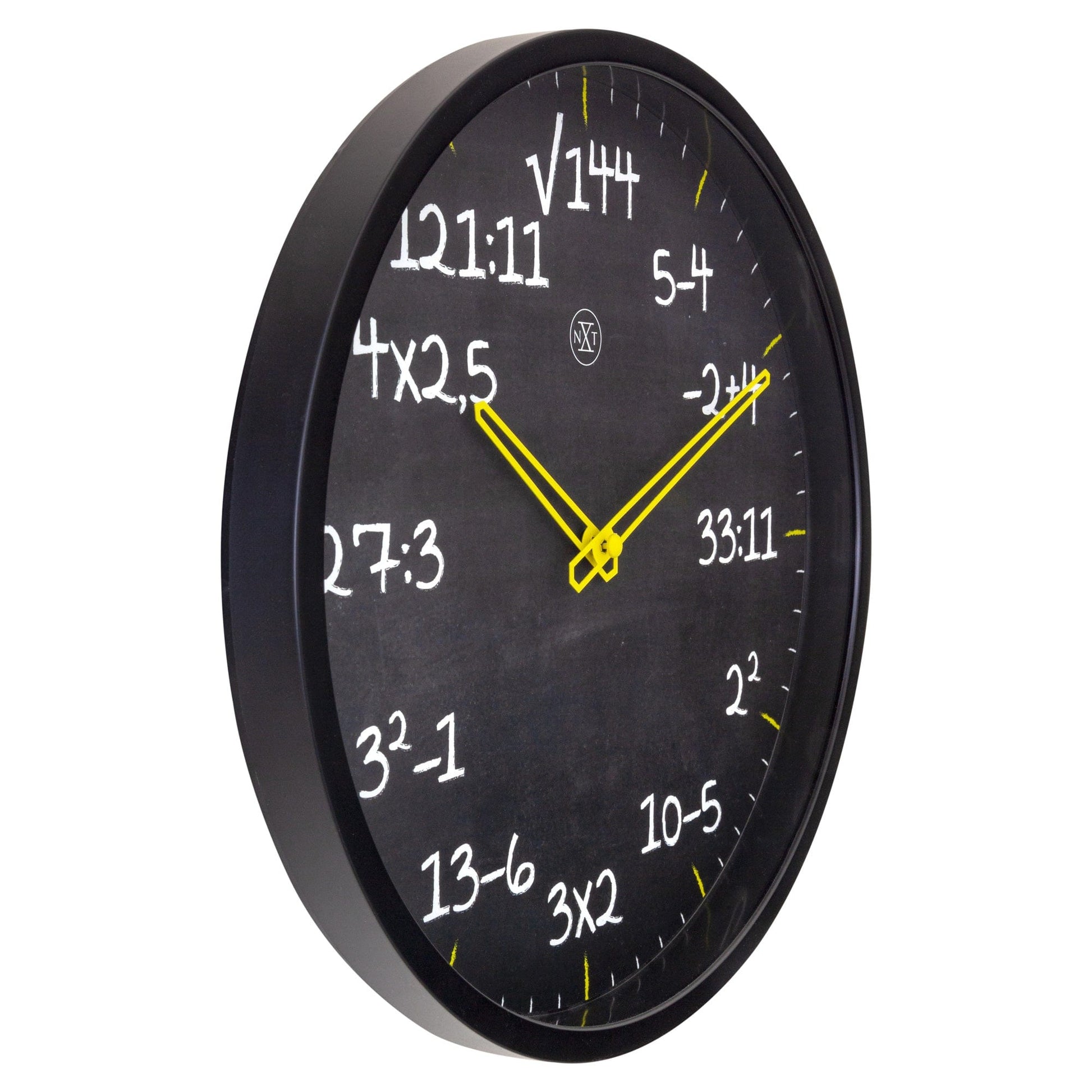 Een zwart kalkbordstijl wandklok met gele wijzers en witte wiskundige formules. Perfect voor een wiskundelokaal of studieomgeving waar tijd en berekeningen centraal staan.