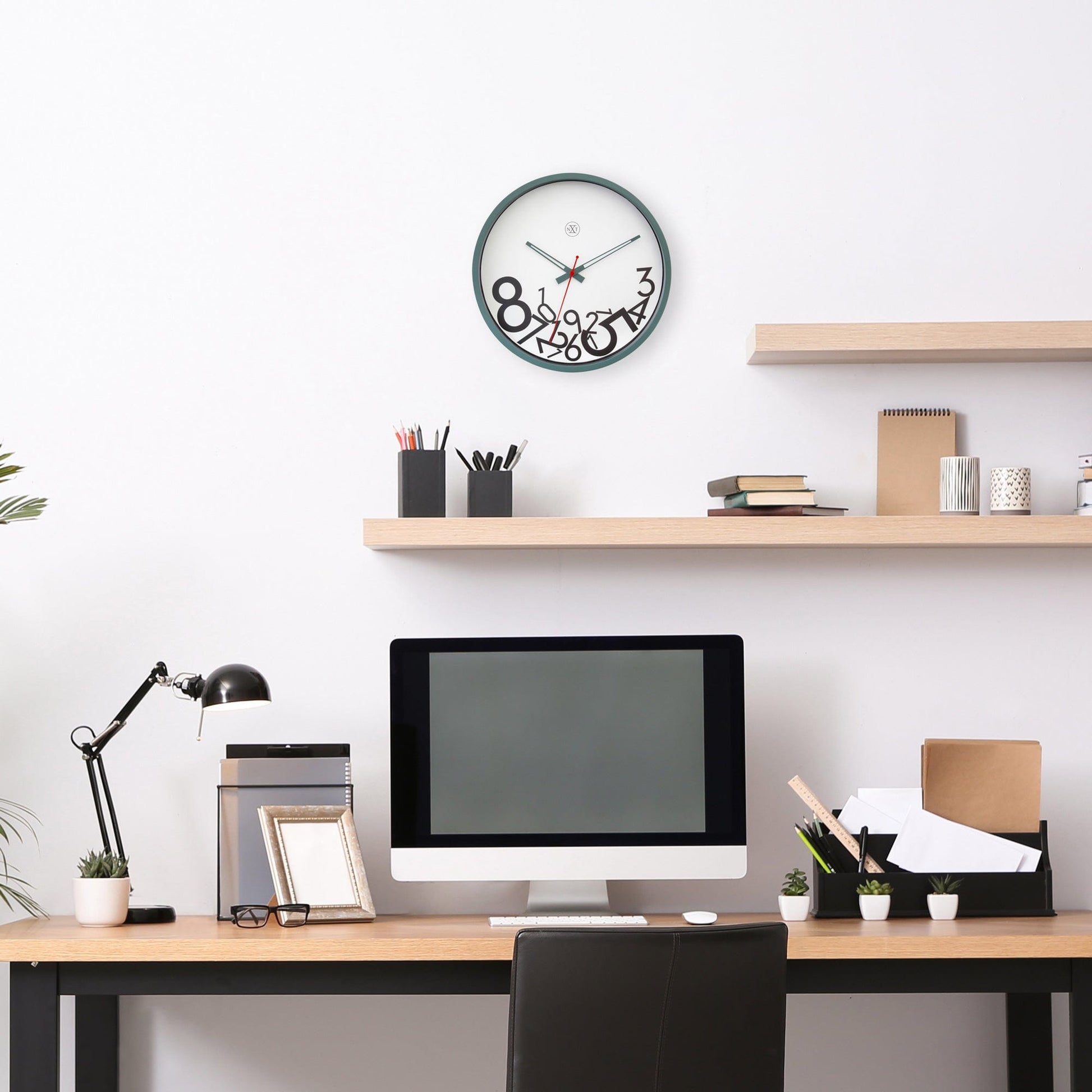 Een moderne wandklok met groene rand en witte wijzerplaat, voorzien van zwarte, gestileerde cijfers en een rode secondewijzer. Ideaal voor een minimalistische woonkamer of kantoordecoratie.