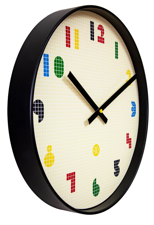 Een moderne wandklok met kleurrijke, gestileerde cijfers op een lichtgele rasterachtergrond, omlijst met zwart metaal. Geschikt voor kantoor of woonkamer, met duidelijke wijzers voor gemakkelijke tijdlezing.