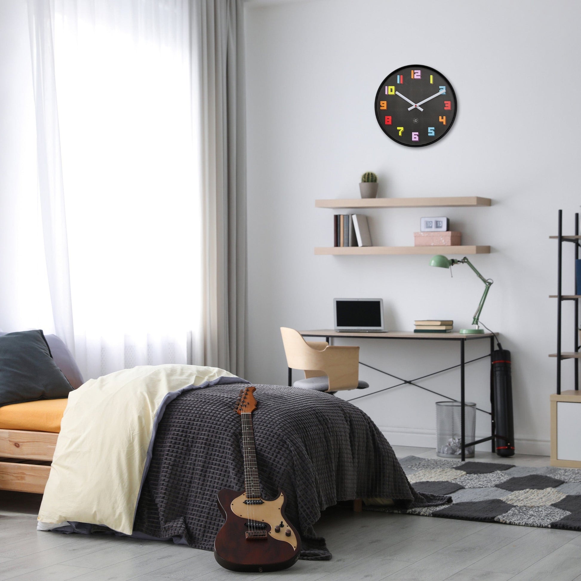 Een kleurrijke wandklok met 3D-cijfers in levendige tinten op een donkergrijze, stippenpatroon achtergrond. Witte wijzers en een zwart kader maken deze moderne klok ideaal voor een speelse kamer of kantoor.