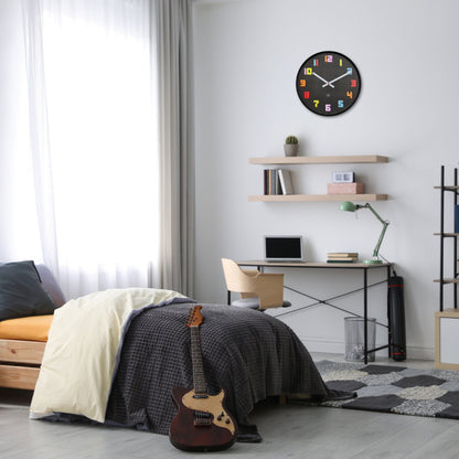 Een kleurrijke wandklok met 3D-cijfers in levendige tinten op een donkergrijze, stippenpatroon achtergrond. Witte wijzers en een zwart kader maken deze moderne klok ideaal voor een speelse kamer of kantoor.