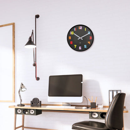 Een kleurrijke, moderne wandklok met 3D-cijfers in verschillende tinten op een donkere, stippenpatroon achtergrond. Witte wijzers en een zwart kader maken deze klok ideaal voor een speelse kamerdecoratie.