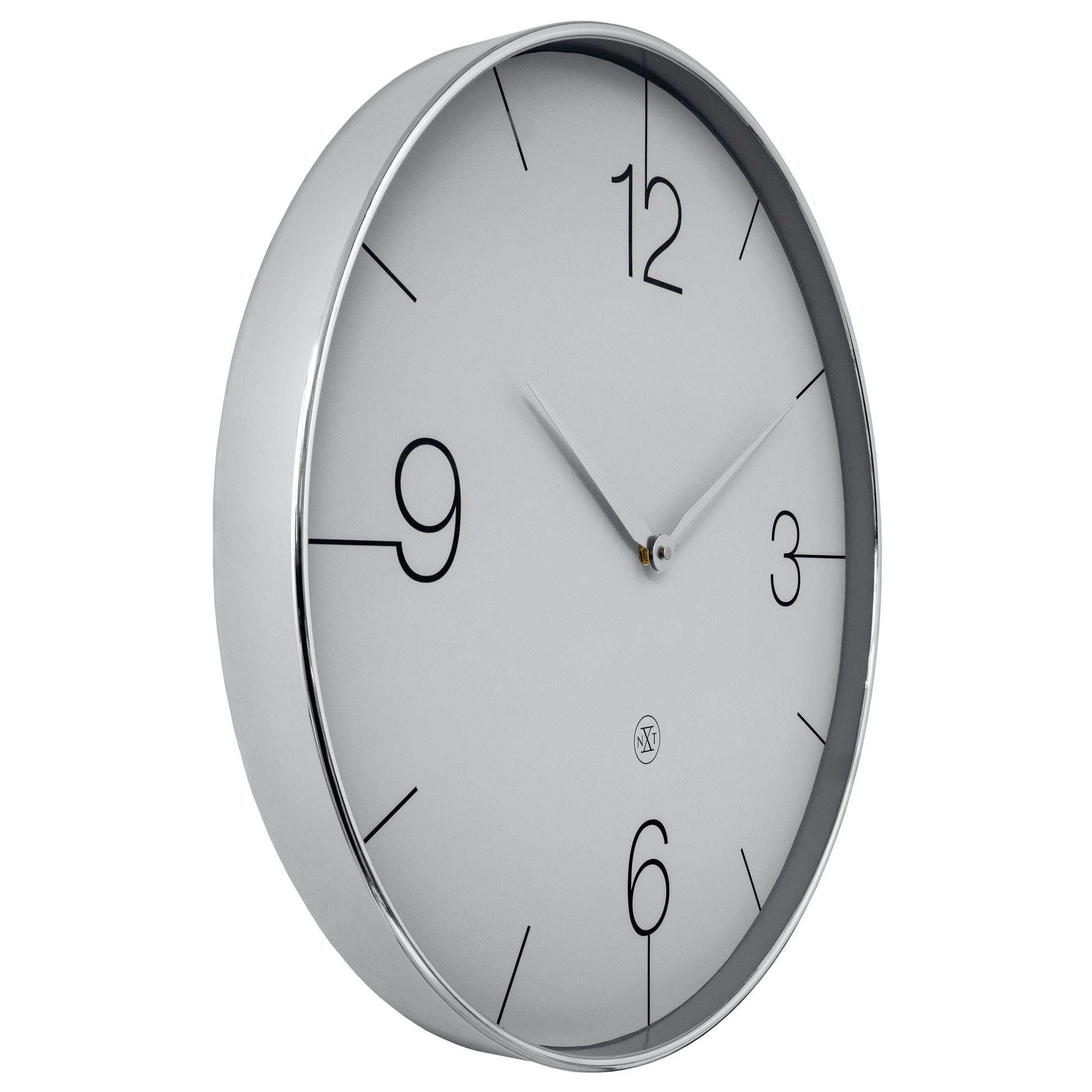 Een minimalistische wandklok met goudkleurige rand en wijzers, witte wijzerplaat met zwarte cijfers. Ideaal voor moderne interieurs en kantoorruimtes.
