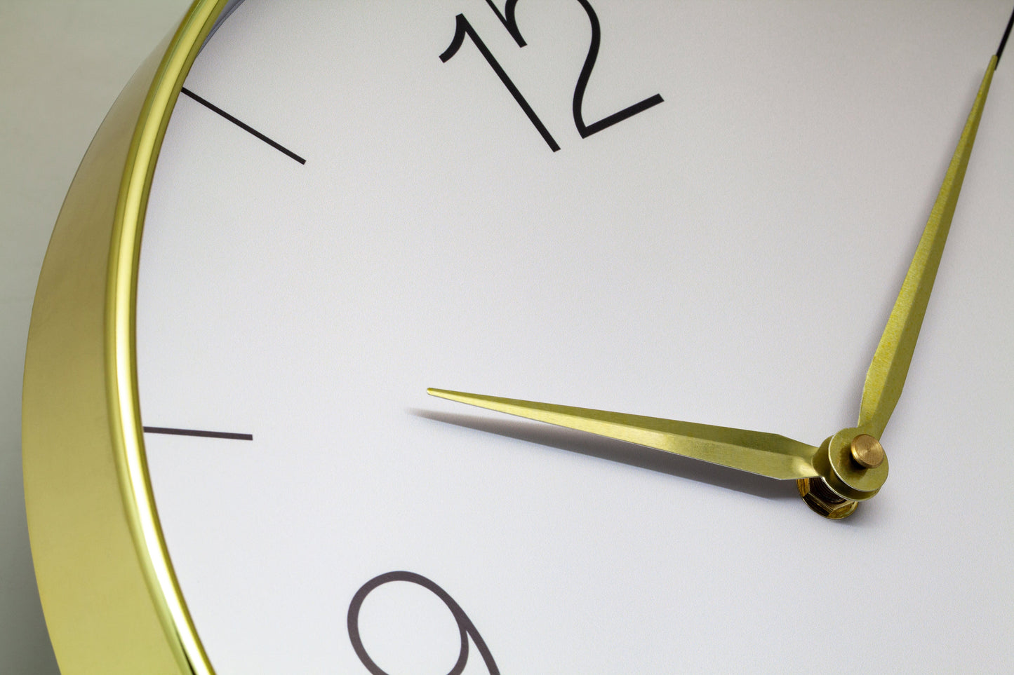 Comnox - Wall Clock Finesse - Stijlvolle tijdweergave zonder geluid - 30,5 cm diameter - Gouden rand - Glanzende afwerking