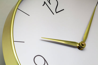 Comnox - Wall Clock Finesse - Stijlvolle tijdweergave zonder geluid - 30,5 cm diameter - Gouden rand - Glanzende afwerking