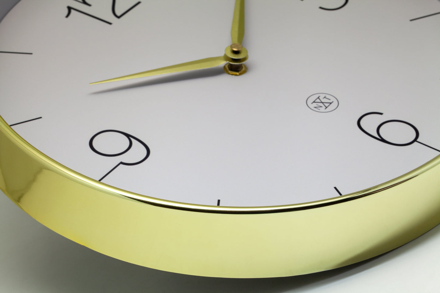 Comnox - Wall Clock Finesse - Stijlvolle tijdweergave zonder geluid - 30,5 cm diameter - Gouden rand - Glanzende afwerking