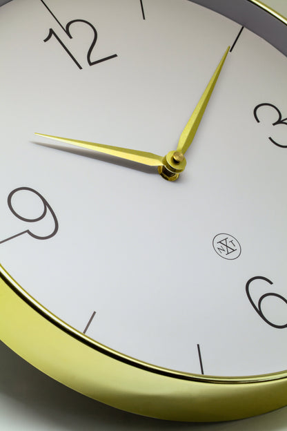 Comnox - Wall Clock Finesse - Stijlvolle tijdweergave zonder geluid - 30,5 cm diameter - Gouden rand - Glanzende afwerking