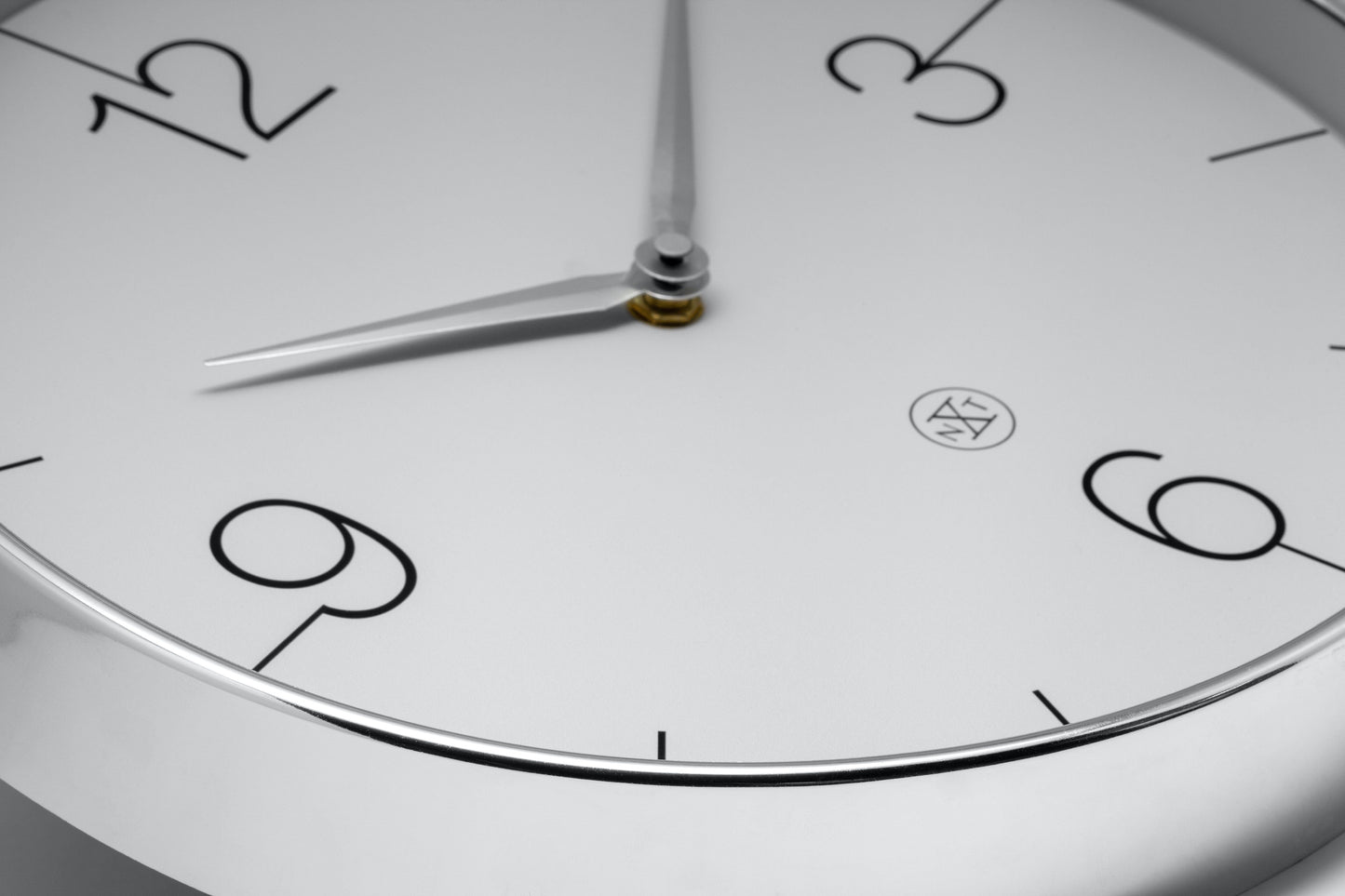 Comnox - Wall Clock Finesse - Stijlvolle tijdweergave zonder geluid - 30,5 cm diameter - Gouden rand - Glanzende afwerking