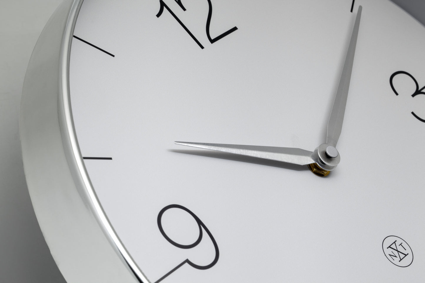 Comnox - Wall Clock Finesse - Stijlvolle tijdweergave zonder geluid - 30,5 cm diameter - Gouden rand - Glanzende afwerking