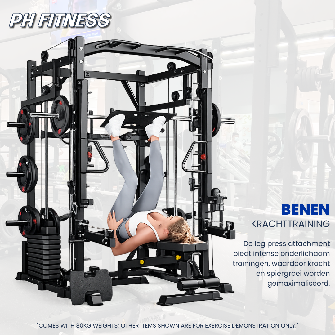 Zwarte multi-functionaliteit home gym met verstelbare banden, houten zitbank en gewichtsplatenset. Ideaal voor thuisfitness en krachttraining met diverse oefenmogelijkheden.
