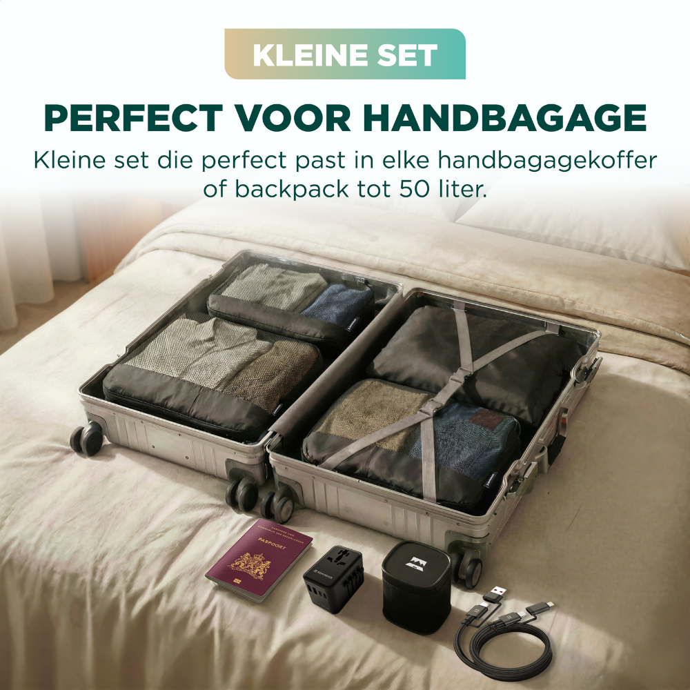 Zwart mesh reisorganisatieset met 4 delen, inclusief een draagbare zak en verschillende opbergzakken voor kleding en accessoires. Ideaal voor reizen en opbergen van kleding in de koffer.