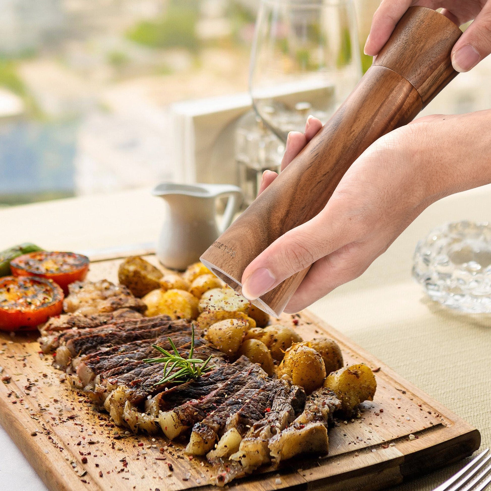 Gegrilde steak met peper en aardappelen op houten plank