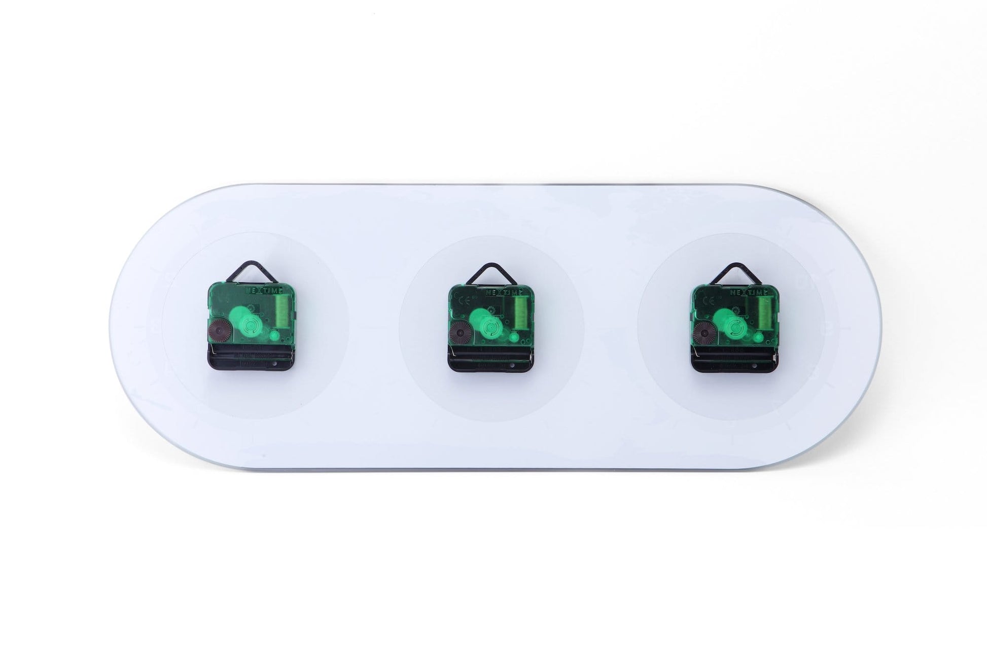 Een moderne wereldklok met drie zichtbare wijzerplaten, elk met een wereldkaart in zwart en grijs. Geschikt voor internationale communicatie en reisplanning.