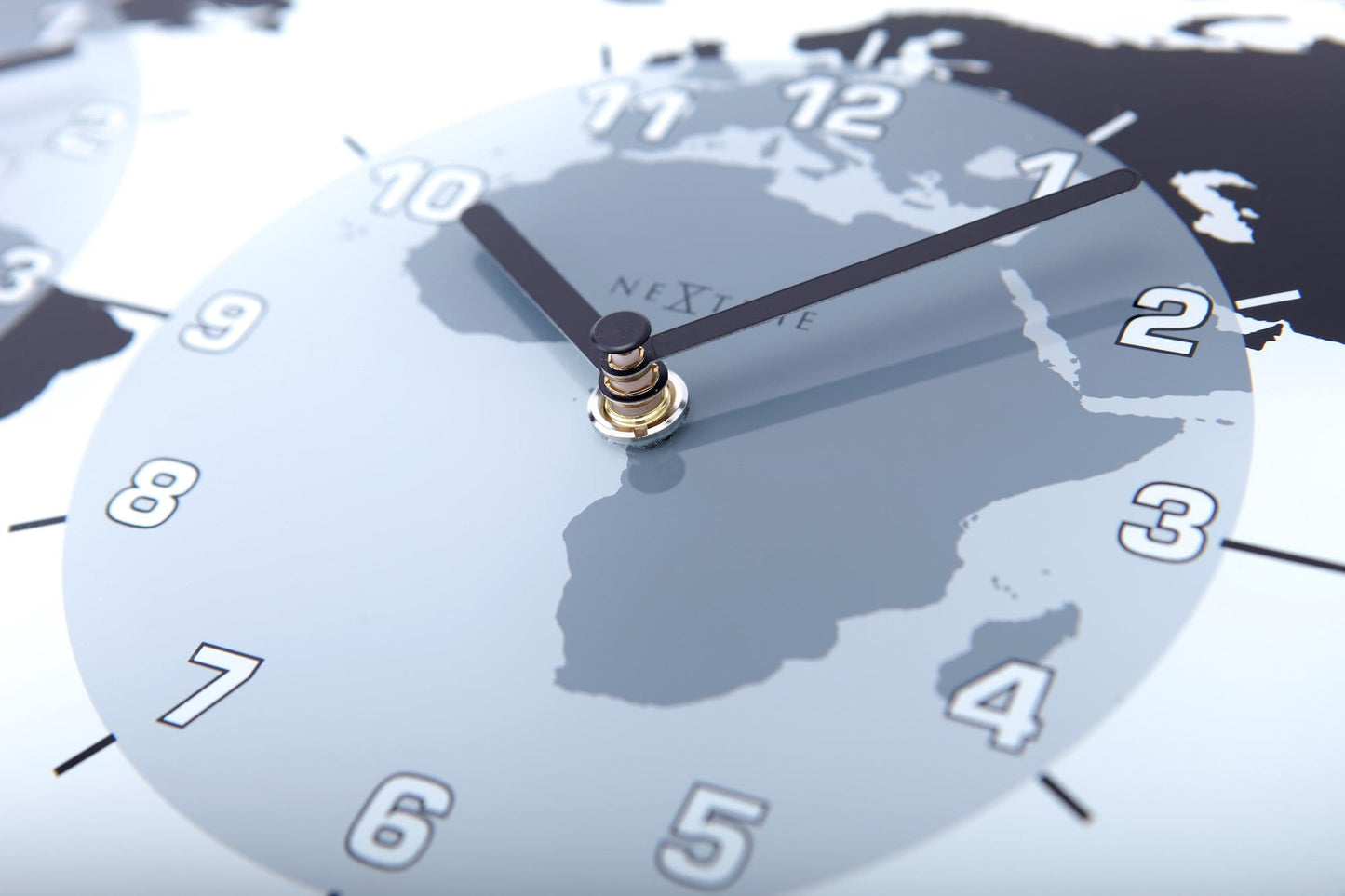 Een moderne wereldklok met drie zichtbare klokken, elk met een wereldkaart in zwart en grijs. Geschikt voor internationale communicatie en reisplanning.