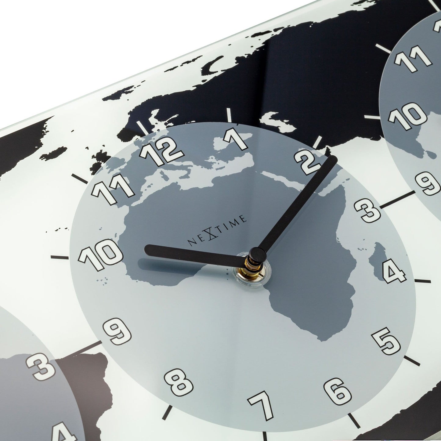 Een moderne wereldklok met drie zichtbare klokken, elk met een wereldkaart in zwart en grijs. Geschikt voor internationale communicatie en reisplanning.