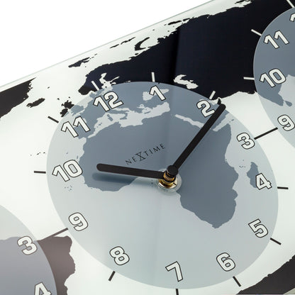 Een moderne wereldklok met drie zichtbare klokken, elk met een wereldkaart in zwart en grijs. Geschikt voor internationale communicatie en reisplanning.