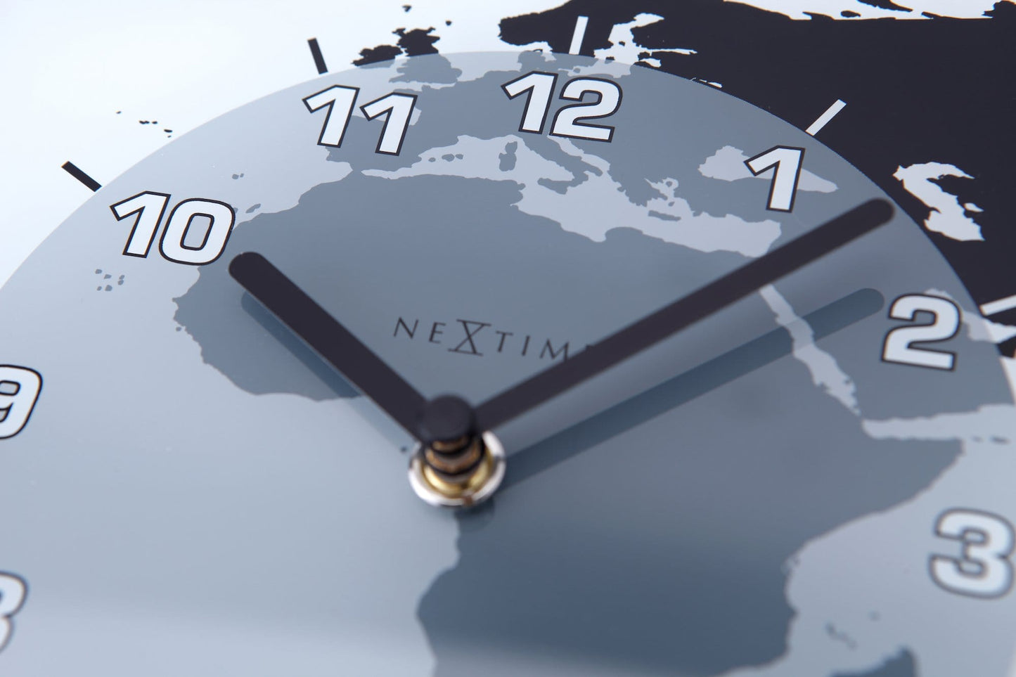 Een moderne wereldklok met drie zichtbare klokken, elk met een wereldkaart in zwart en grijs. Geschikt voor internationale communicatie en reisplanning.