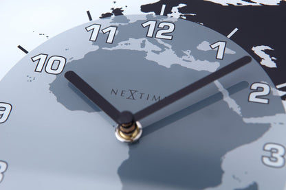 Een moderne wereldklok met drie zichtbare klokken, elk met een wereldkaart in zwart en grijs. Geschikt voor internationale communicatie en reisplanning.