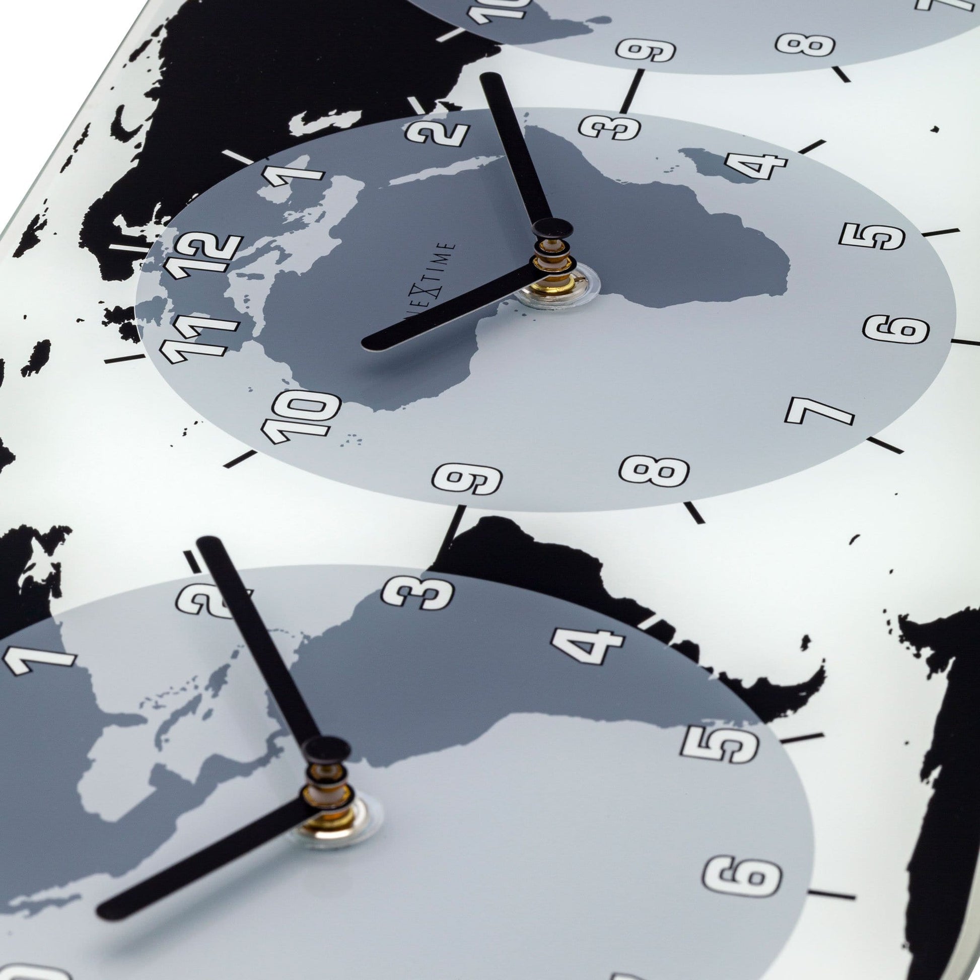 Een moderne wereldklok met drie zichtbare wijzerplaten, elk met een wereldkaart in zwart en grijs. Geschikt voor internationale communicatie en reisplanning.