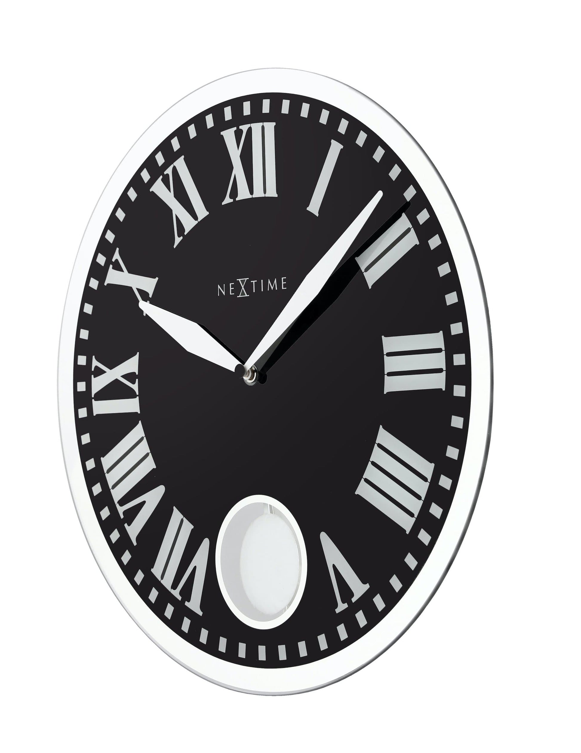 Een elegante, zwarte wandklok met zilverkleurige Romeinse cijfers en een zichtbare pendel. Het merk NEXtime is duidelijk zichtbaar, geschikt voor moderne interieurs en kantoorruimtes.