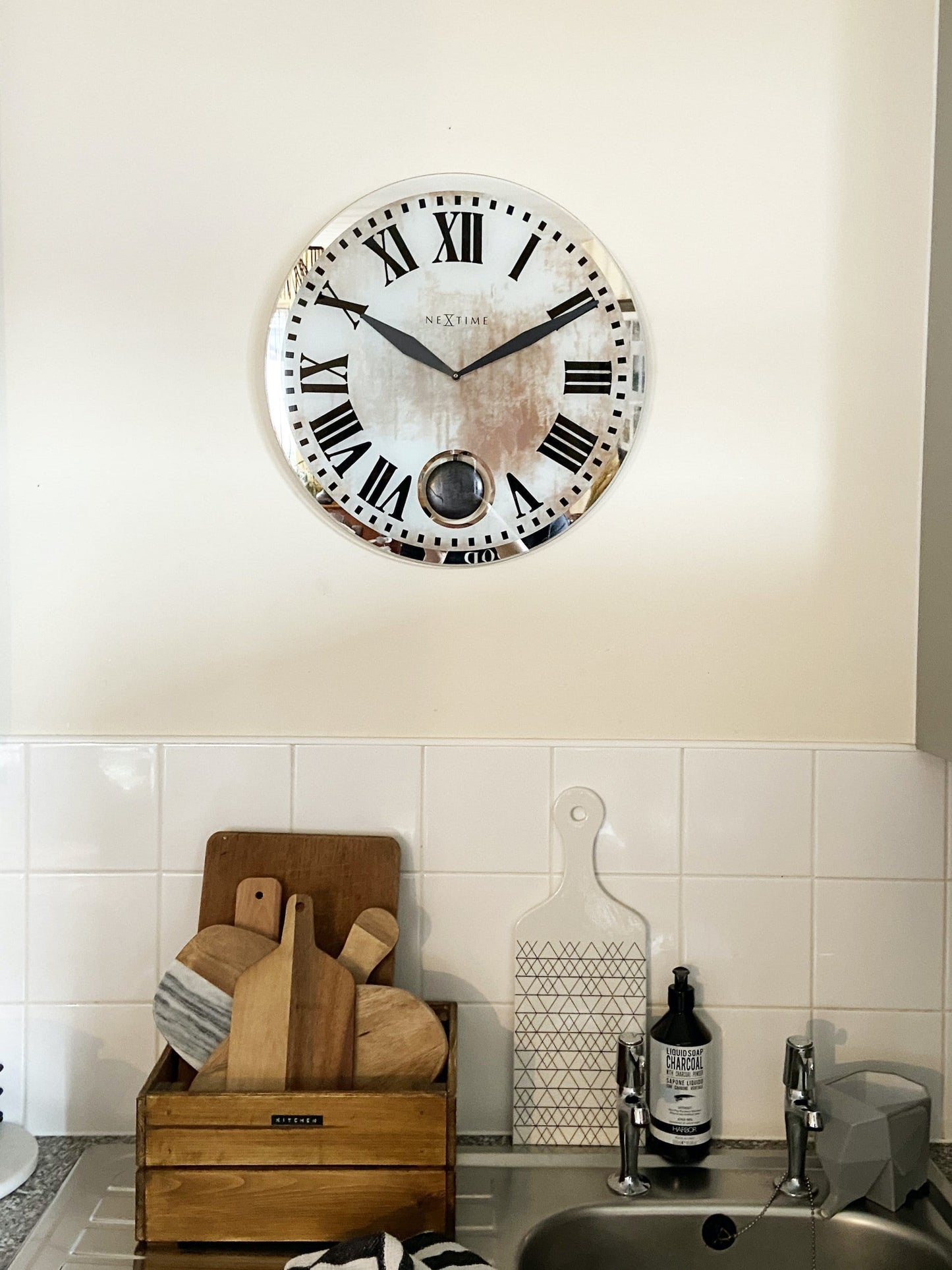 NeXtime Romana - Elegante wandklok met pendel - Glas & Metaal