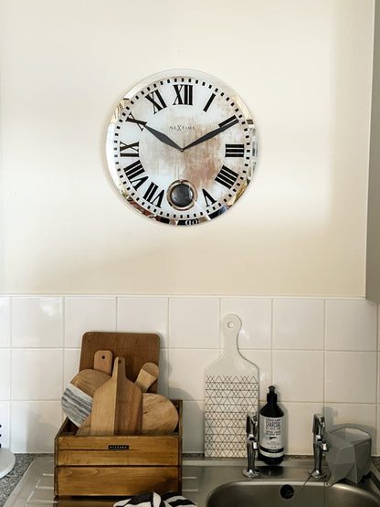 NeXtime Romana - Elegante wandklok met pendel - Glas & Metaal