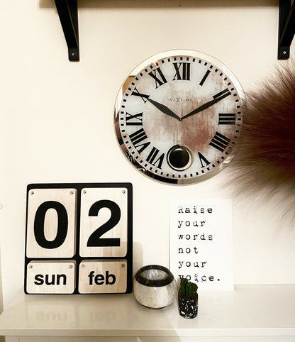 NeXtime Romana - Elegante wandklok met pendel - Glas & Metaal