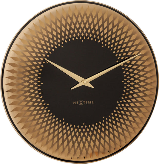 Een elegante wandklok met goudkleurige diamantpatronen en zwarte centrale wijzerplaat, voorzien van gouden wijzers en het merk 'NEXTIME'. Perfect voor moderne interieurs en als decoratief element in woon- of kantoorruimtes.
