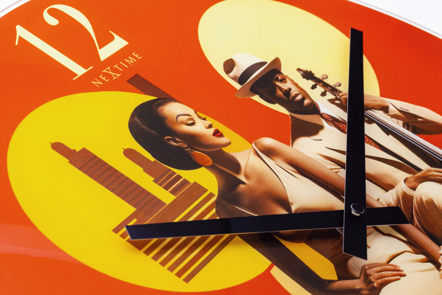 Een ronde, rode wandklok met een retro illustratie van een vrouw en man in jaren '50-kleding, een cello en muzieknoten. Perfect voor een jazz- of vintage-stijl woonkamer of studio.