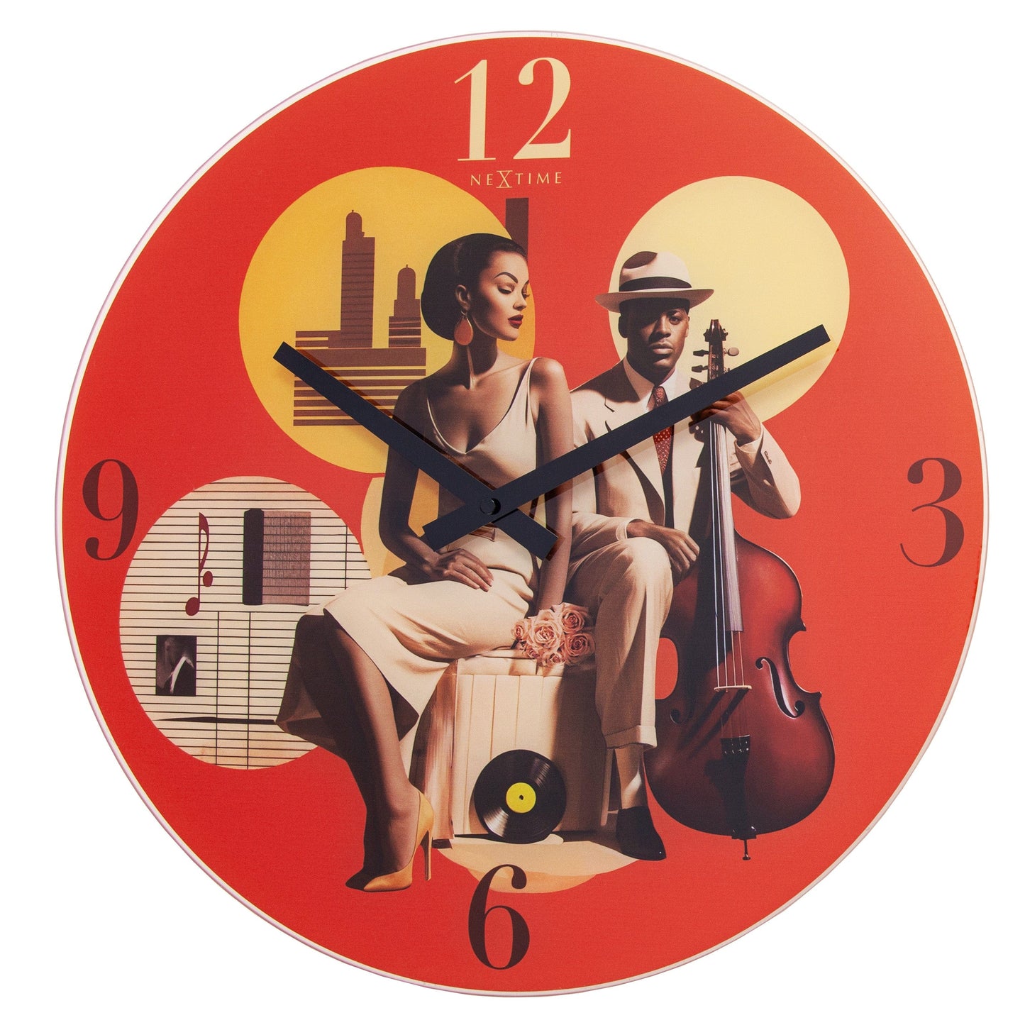 Rode wandklok met vintage jazzillustratie van een vrouw en man met cello, op een retro achtergrond met muzieknoten en stadssilhouetten, geschikt voor jazz- en muziekliefhebbers.