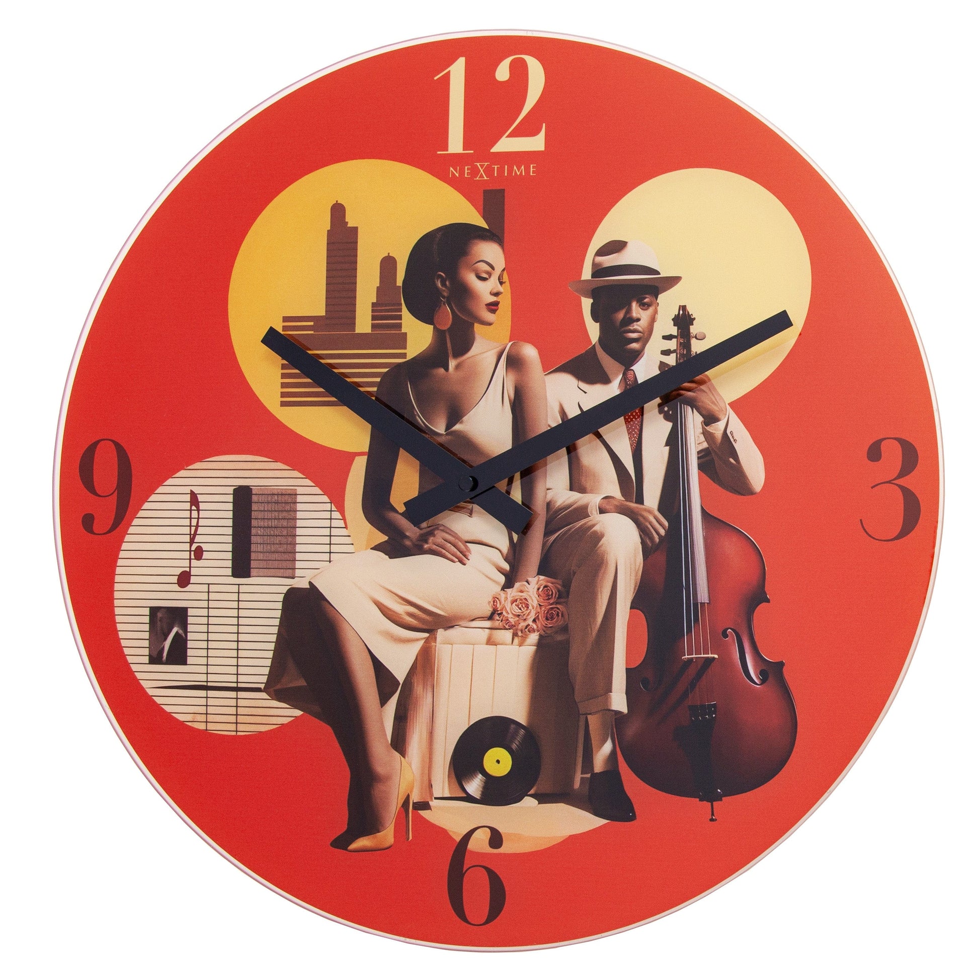 Rode wandklok met vintage jazzillustratie van een vrouw en man met cello, op een retro achtergrond met muzieknoten en stadssilhouetten, geschikt voor jazz- en muziekliefhebbers.
