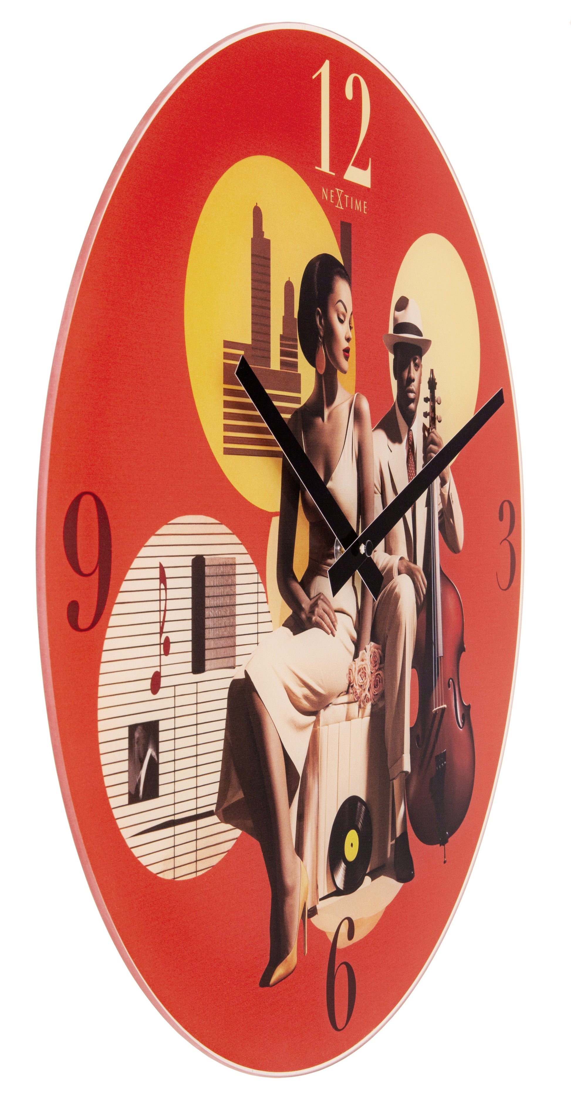 Rode wandklok met vintage jazzillustratie van een vrouw en man met cello, op een retro achtergrond met muzieknoten en vinyl. Perfect voor een jazz- of muziekravage in de woonkamer.
