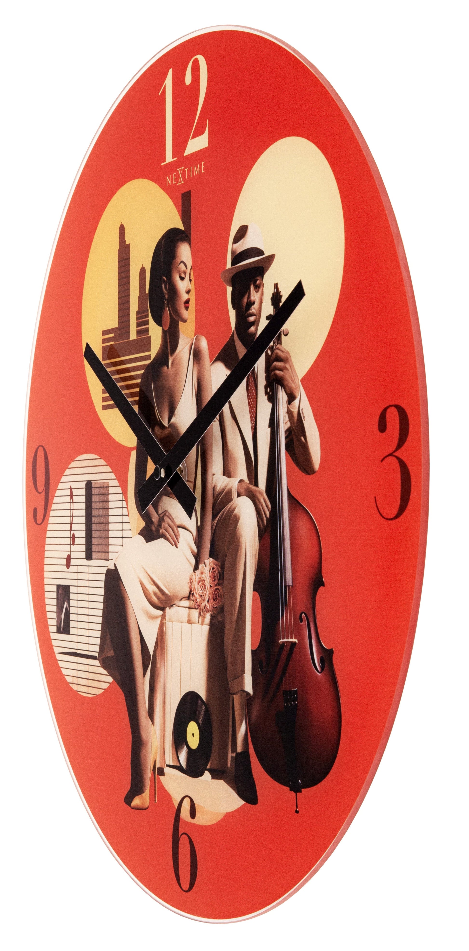 Rode wandklok met vintage jazzillustratie van een vrouw en man met cello, gouden cijfers en muzieknoten. Perfect voor een jazz- of muziekravage in de woonkamer.